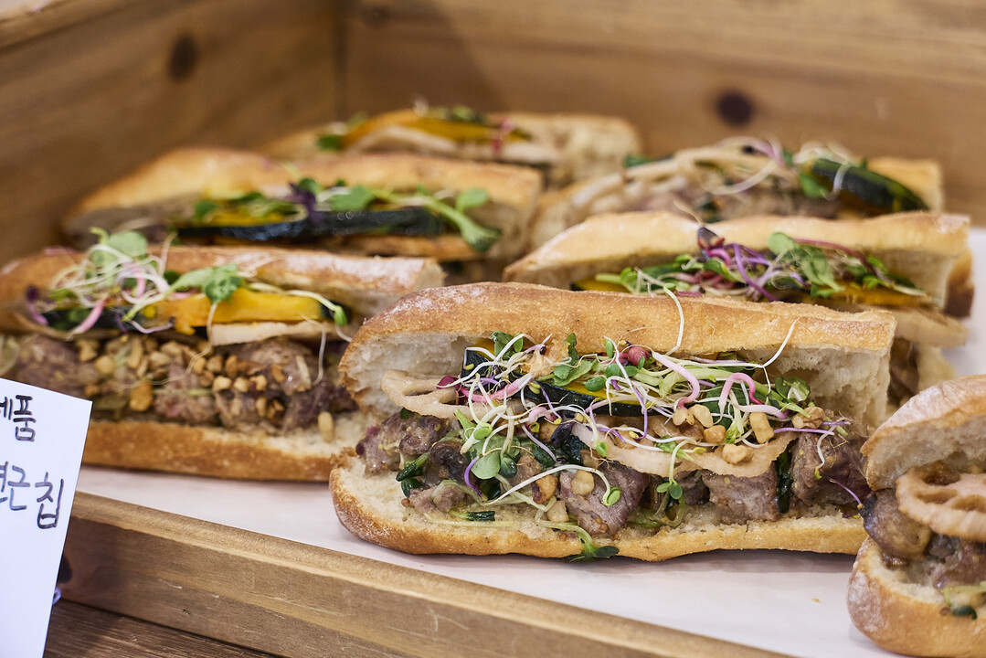 핫코 베이커리ⅹ33 컬래버레이션 팝업, 눈으로 한번, 입으로 두 번먹게 되는 샌드위치